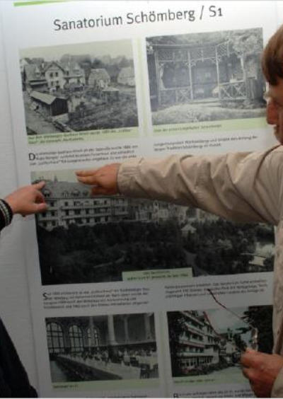 Martin Moser (rechts) erinnert sich noch an das 1. Schömberger Sanatorium, welches durch seinen Urgroßvater gegründet worden war.
