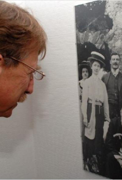 Moser betrachtet seine Vorfahren. In der Mitte und rechts die Urgroßeltern Römpler, links die Großmutter Adelheid (Römpler), verheiratet mit dem Pfarrer Otto Rieger.